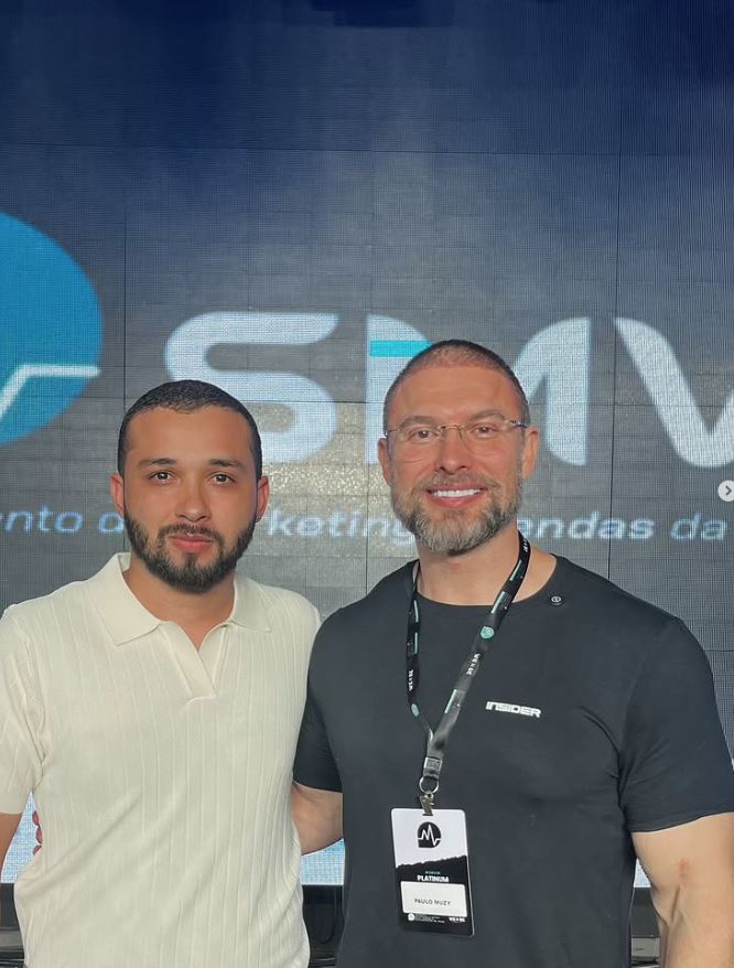 Elber Santos ao lado de Paulo Muzy em um evento de marketing e vendas